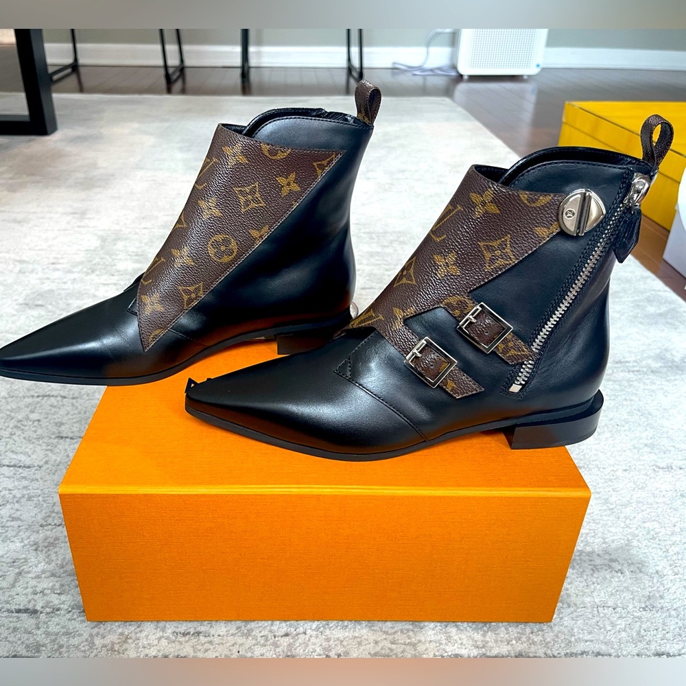 LOUIS VUITTON - NEW Jumble Flat Ankle Boots Leather and Monogram Canvas.